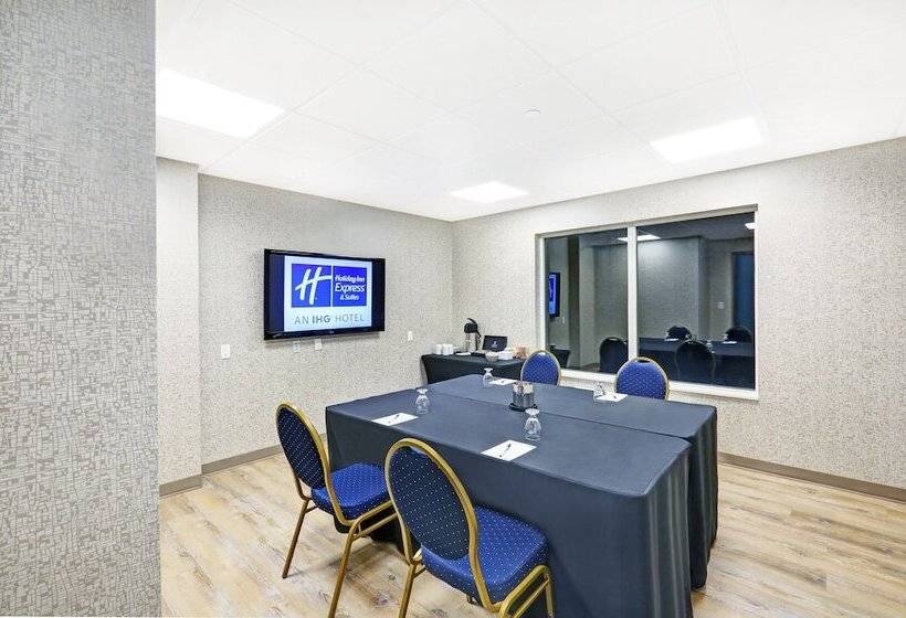 בית מלון כפרי Holiday Inn Express & Suites   Woodstock, On Canada