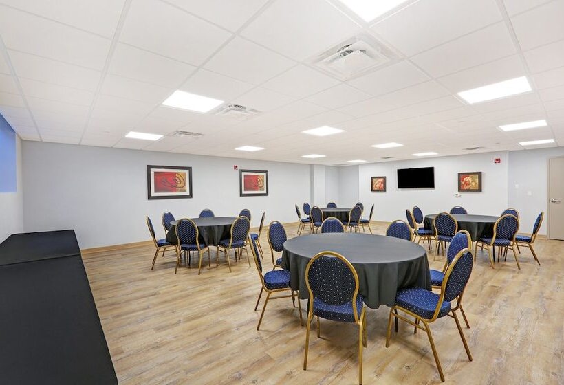 בית מלון כפרי Holiday Inn Express & Suites   Woodstock, On Canada