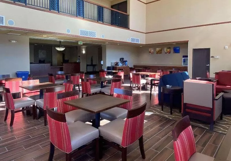 Отель Comfort Inn & Suites