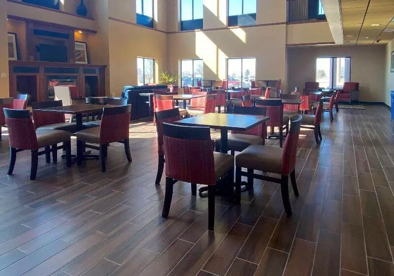 Отель Comfort Inn & Suites