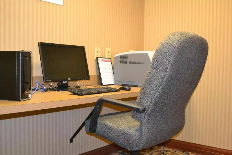 Отель Comfort Inn & Suites