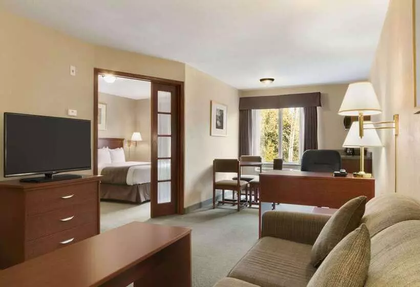 호텔 Days Inn By Wyndham Thunder Bay North