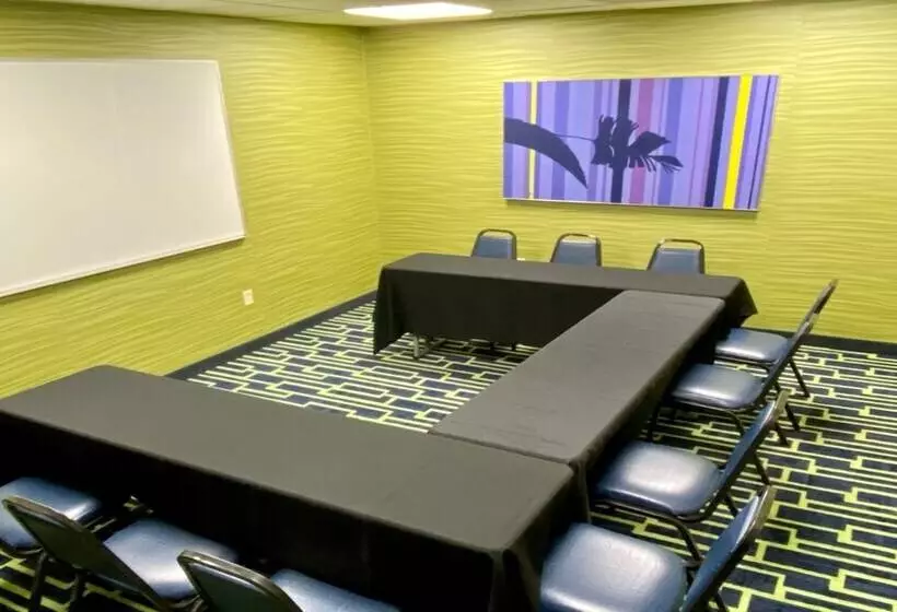 Отель Holiday Inn Express Suites Plant City By Ihg