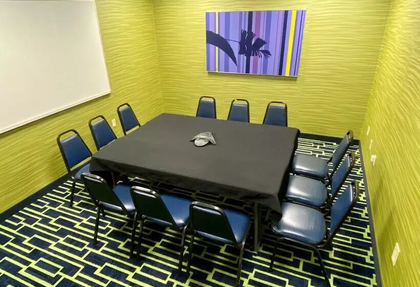 Отель Holiday Inn Express Suites Plant City By Ihg