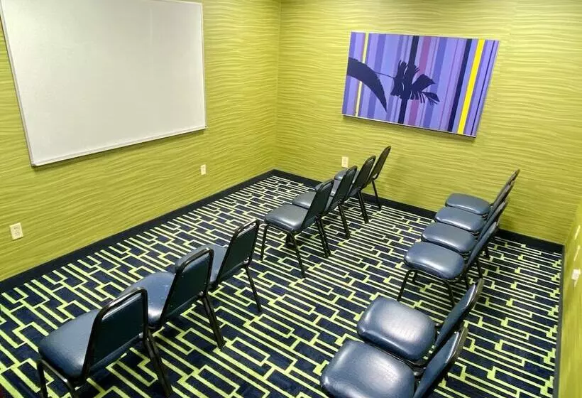 Отель Holiday Inn Express Suites Plant City By Ihg