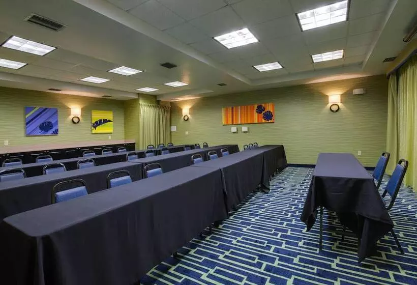 Отель Holiday Inn Express Suites Plant City By Ihg