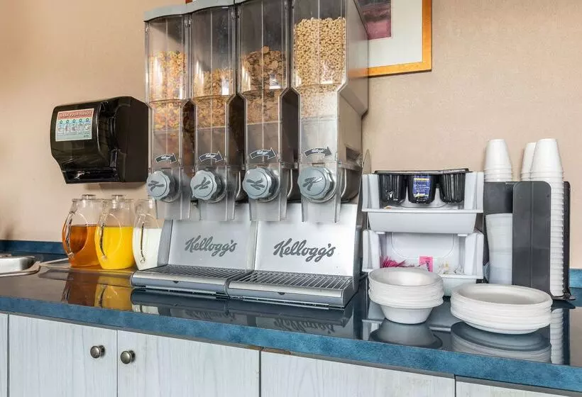 Отель Knights Inn Orillia