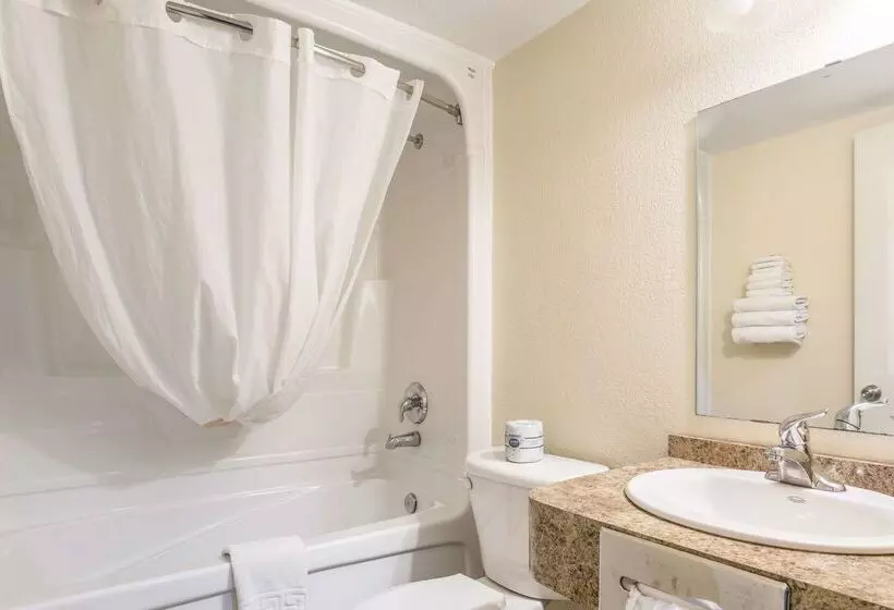 Отель Knights Inn Orillia