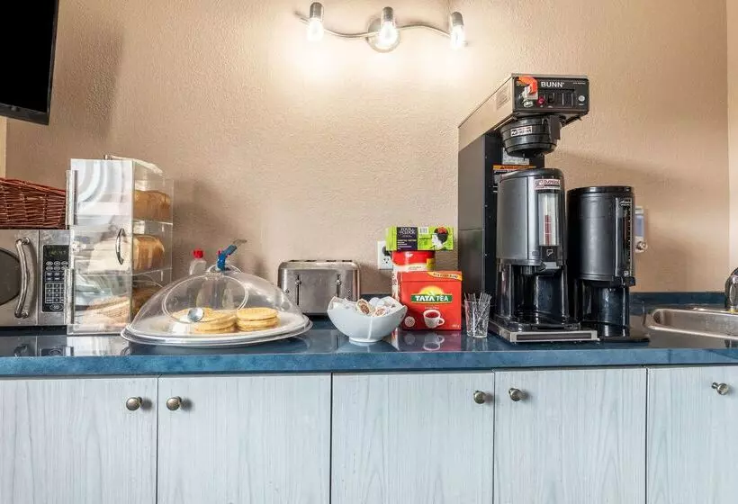 Отель Knights Inn Orillia