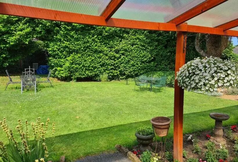 בית מלון כפרי Tudor Lodge