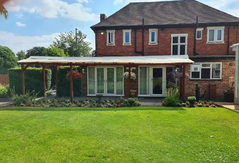 בית מלון כפרי Tudor Lodge