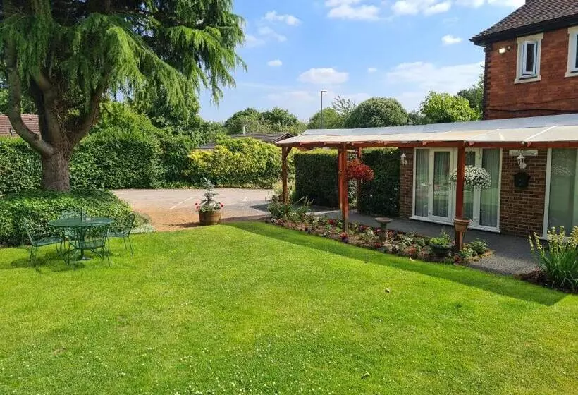 בית מלון כפרי Tudor Lodge