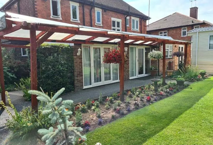 בית מלון כפרי Tudor Lodge