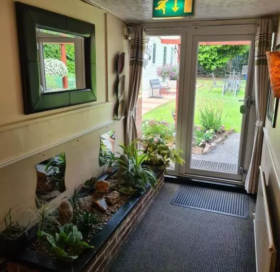 בית מלון כפרי Tudor Lodge