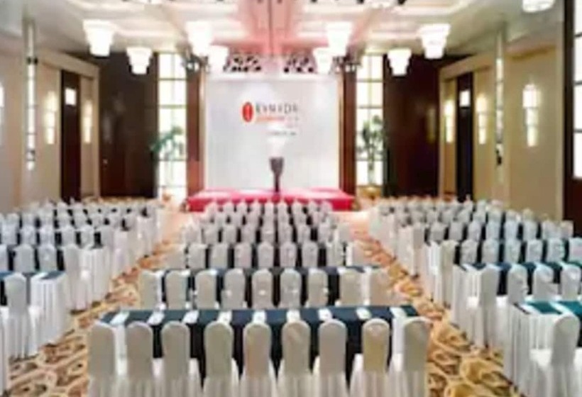 호텔 Ramada Plaza Wuhan Optics Valley