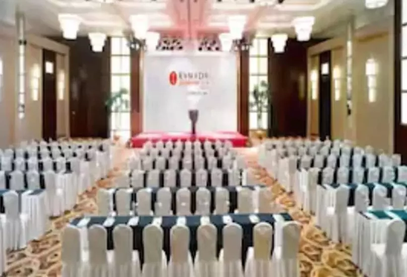 호텔 Ramada Plaza Wuhan Optics Valley