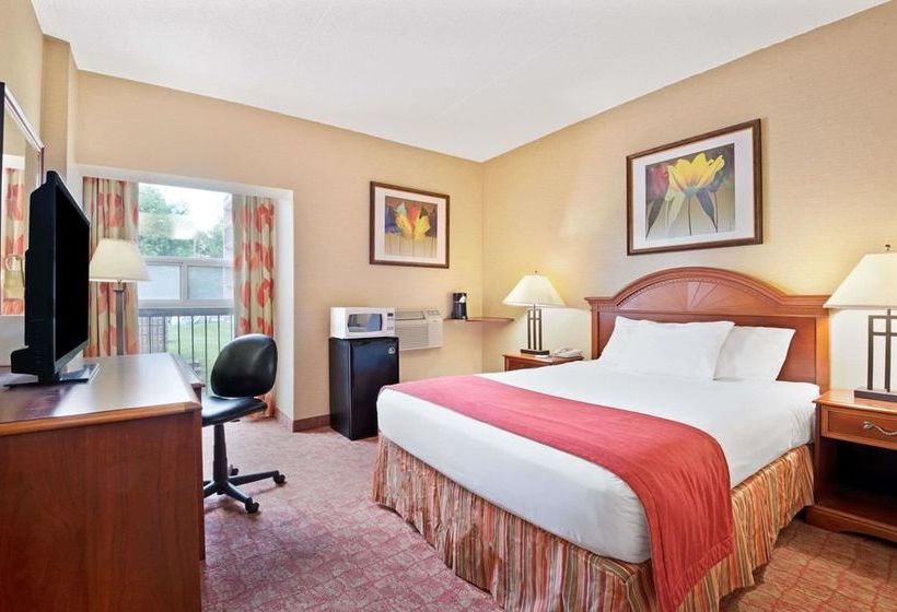 Отель Knights Inn Toronto at Kingston Rd