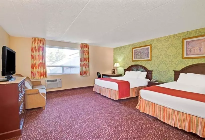 Отель Knights Inn Toronto at Kingston Rd