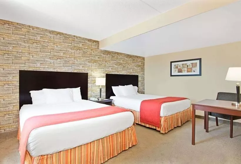 Отель Knights Inn Toronto at Kingston Rd