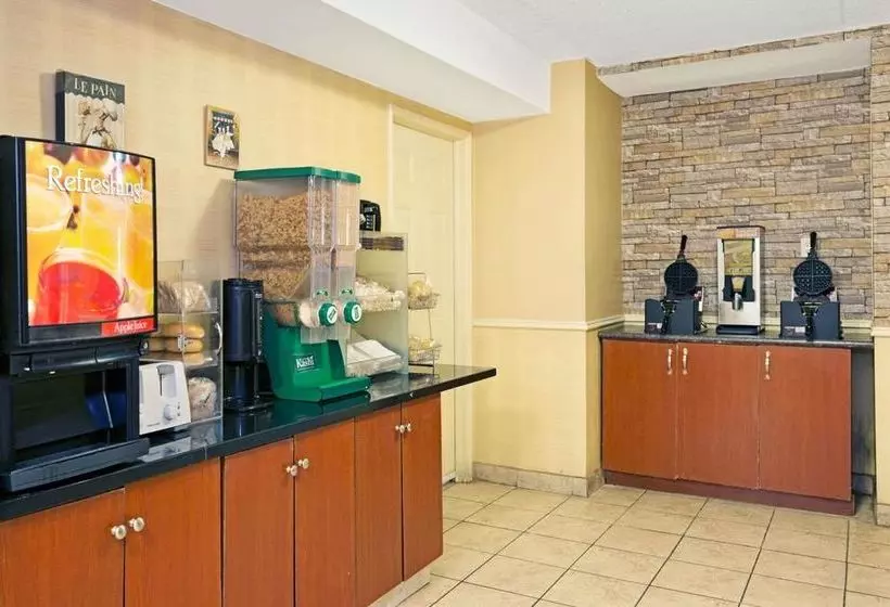 Отель Knights Inn Toronto at Kingston Rd