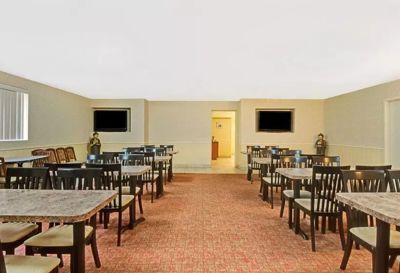 Отель Knights Inn Toronto at Kingston Rd