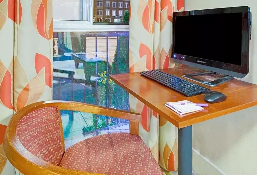 Отель Knights Inn Toronto at Kingston Rd