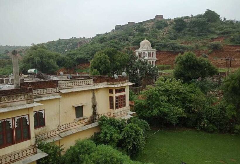 Отель Bassi Fort Palace