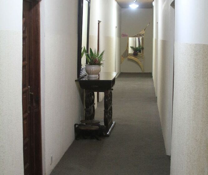 Отель Coconut Grove Regency