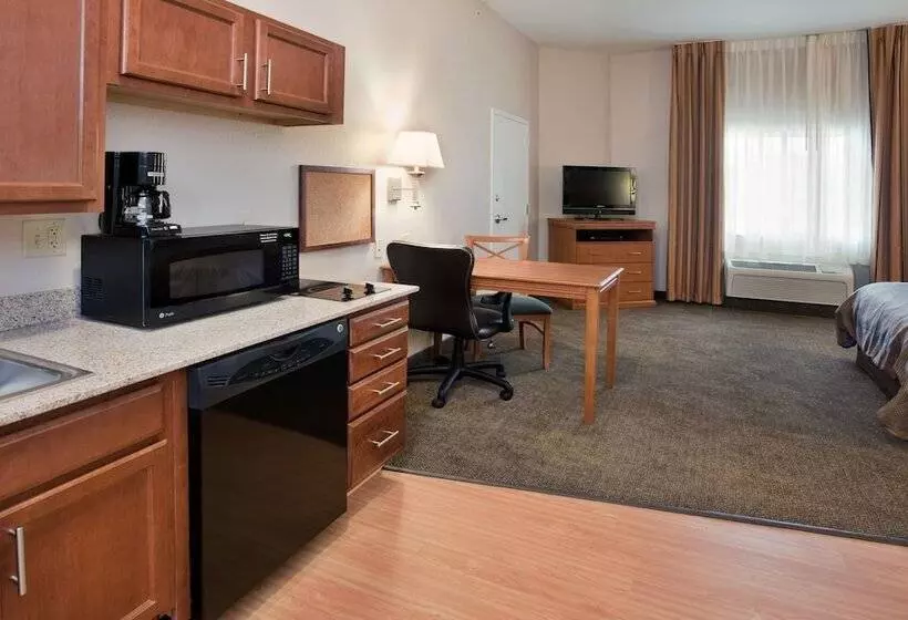 Отель Candlewood Suites Kansas City Northeast, An Ihg