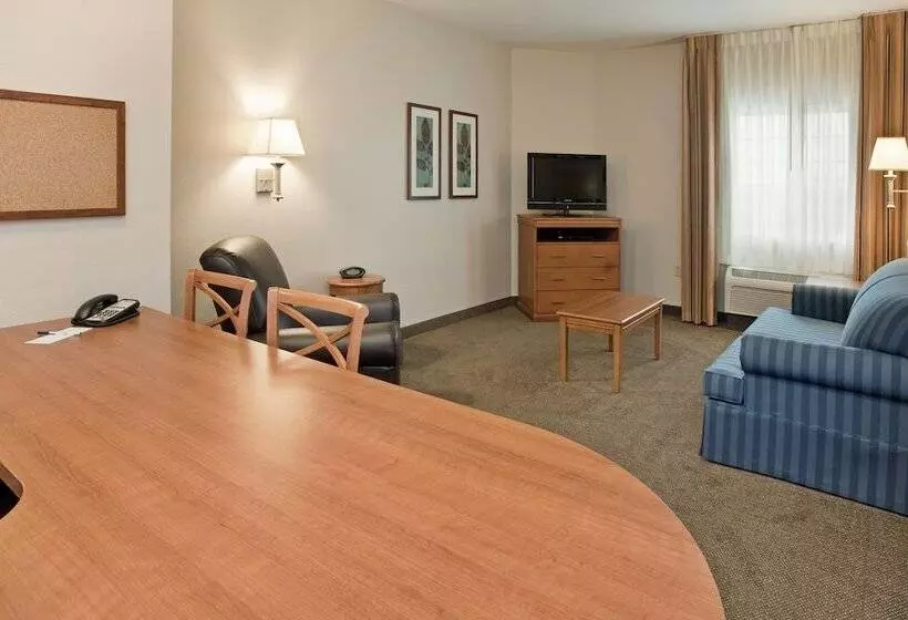 Отель Candlewood Suites Kansas City Northeast, An Ihg