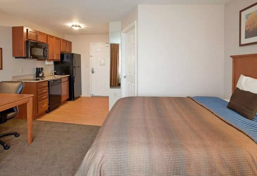 Отель Candlewood Suites Kansas City Northeast, An Ihg