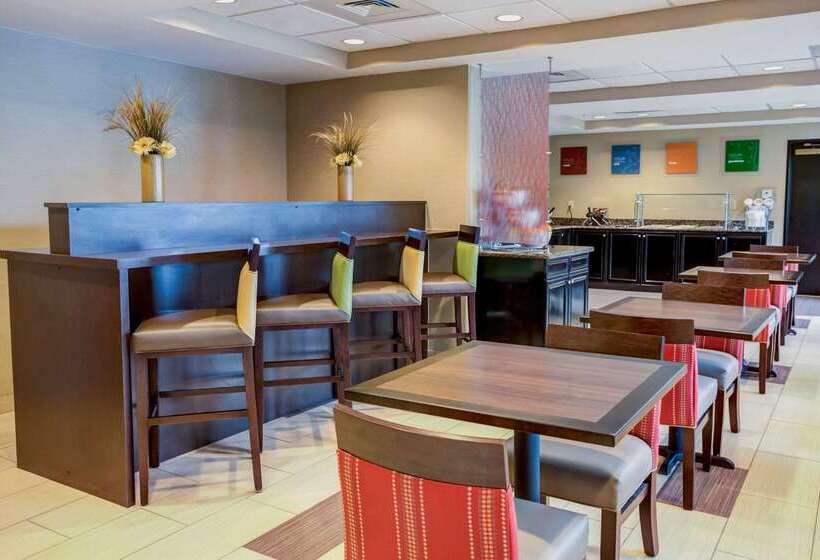 호텔 Comfort Suites Concord Mills