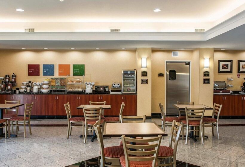 ホテル Comfort Suites Near Indianapolis Airport