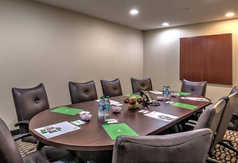 בית מלון כפרי Holiday Inn North Quail Springs, An Ihg