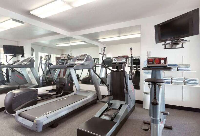 בית מלון כפרי Ramada By Wyndham Moses Lake