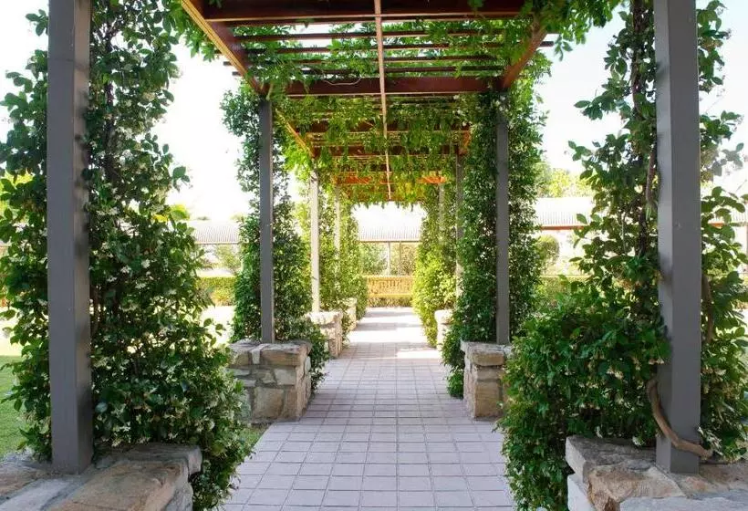 Отель Mercure Clear Mountain Lodge