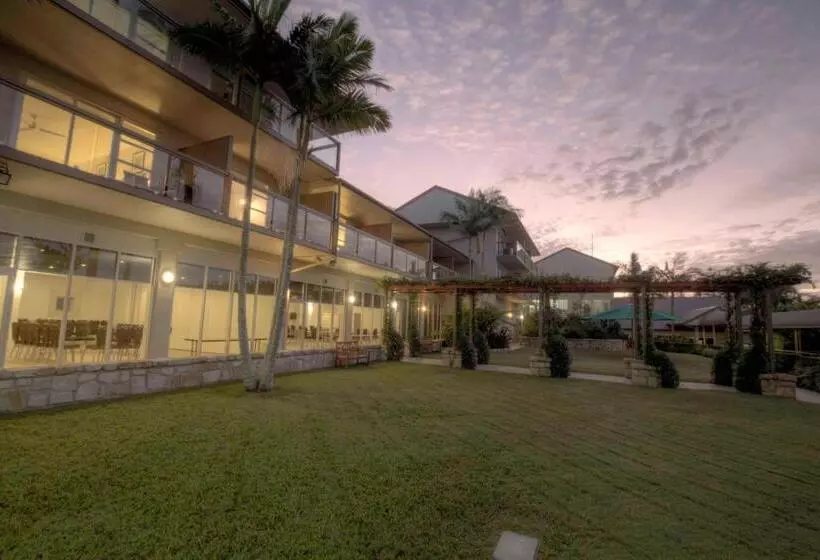 Отель Mercure Clear Mountain Lodge