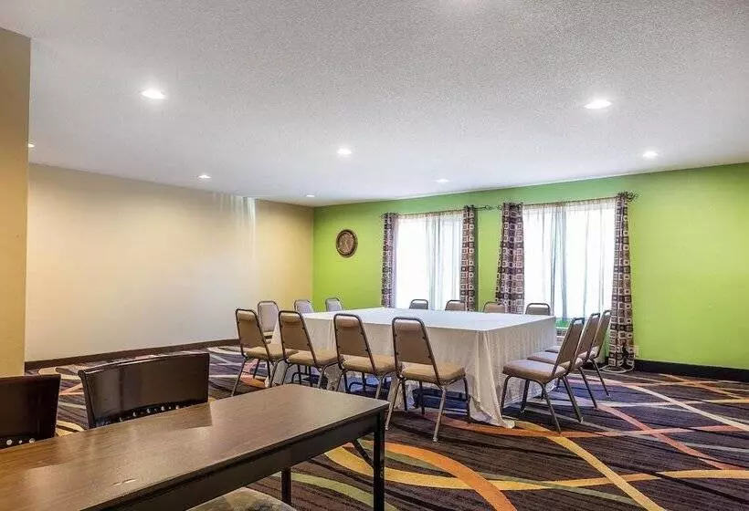 Отель Quality Inn Warsaw I40