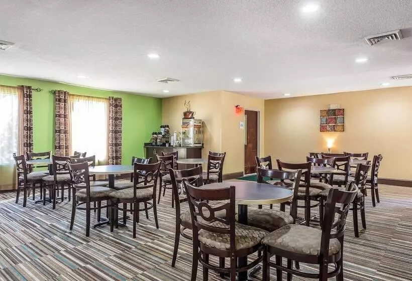 Отель Quality Inn Warsaw I40