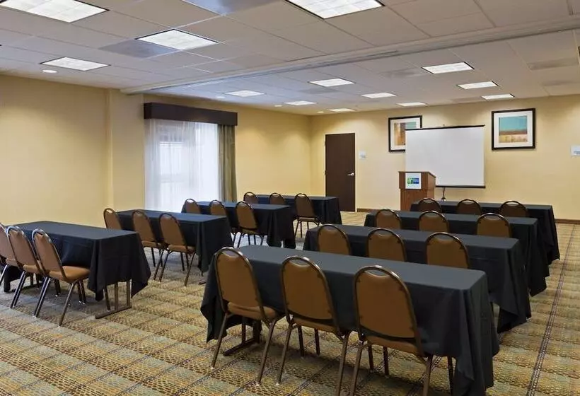Отель Holiday Inn Express & Suites Moultrie, An Ihg