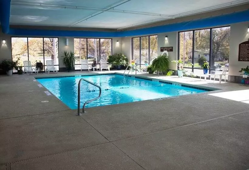 호텔 Crossroads Inn And Suites