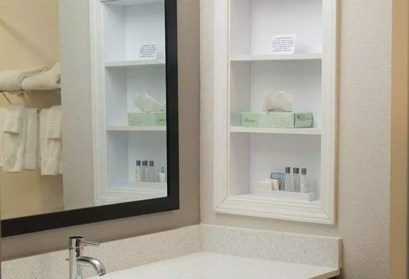 호텔 Crossroads Inn And Suites