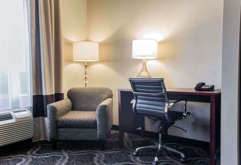 Отель Comfort Suites Pineville Ballantyne Area