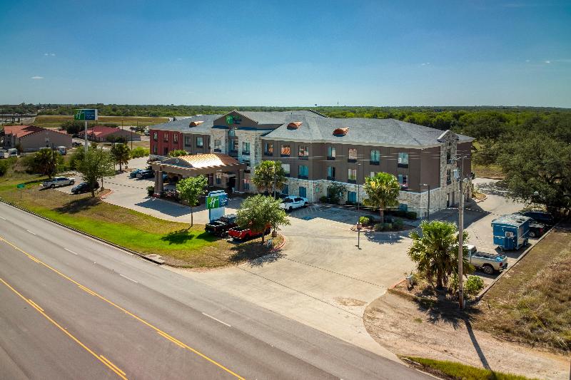 בית מלון כפרי Holiday Inn Express Suites Beeville By Ihg