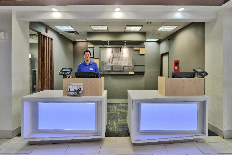 Отель Holiday Inn Express & Suites Portales, An Ihg