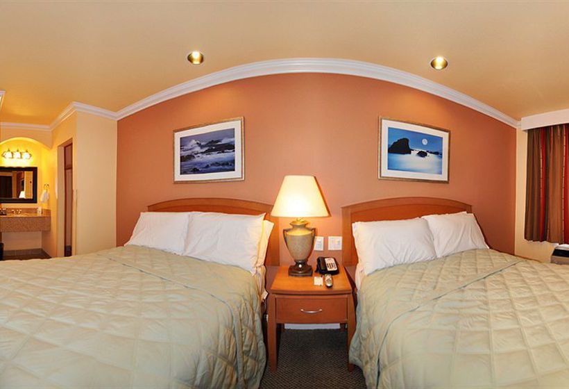 호텔 Inn By The Coliseum