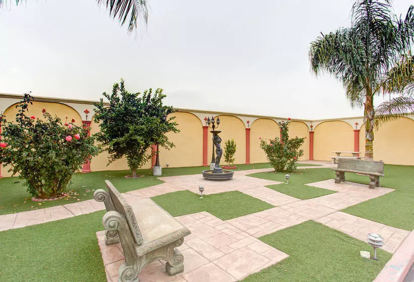 호텔 Inn By The Coliseum