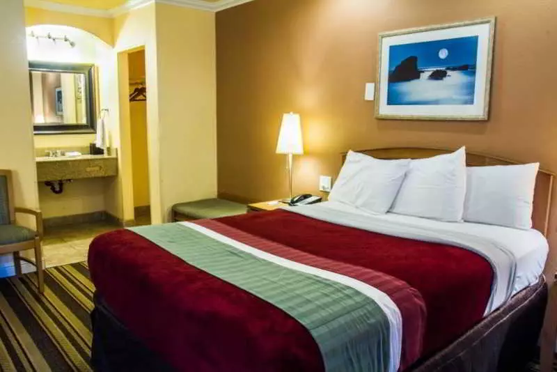 호텔 Inn By The Coliseum