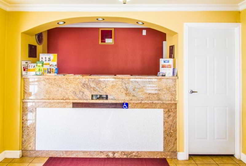 호텔 Inn By The Coliseum