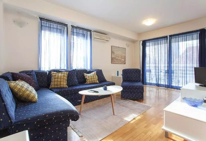 Urban Hostel & Apartments